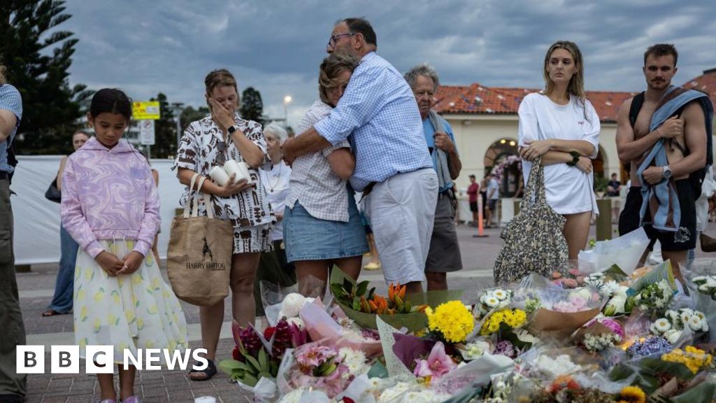 Minute's silence held to remember Bondi Beach attack victims