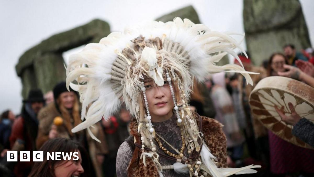 Thousands welcome winter solstice as Sun rises over Stonehenge
