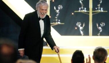 Comedy icon Dick van Dyke celebrates turning 100: "I still try to dance"