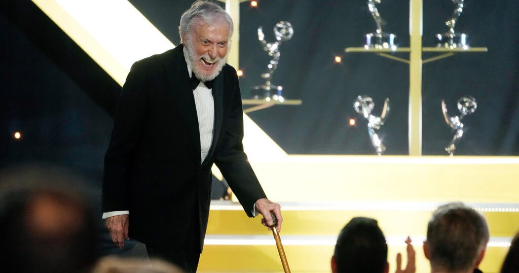 Comedy icon Dick van Dyke celebrates turning 100: "I still try to dance"