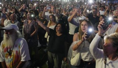 Thousands of mourners gather at Bondi Beach to honor victims of antisemitic attack