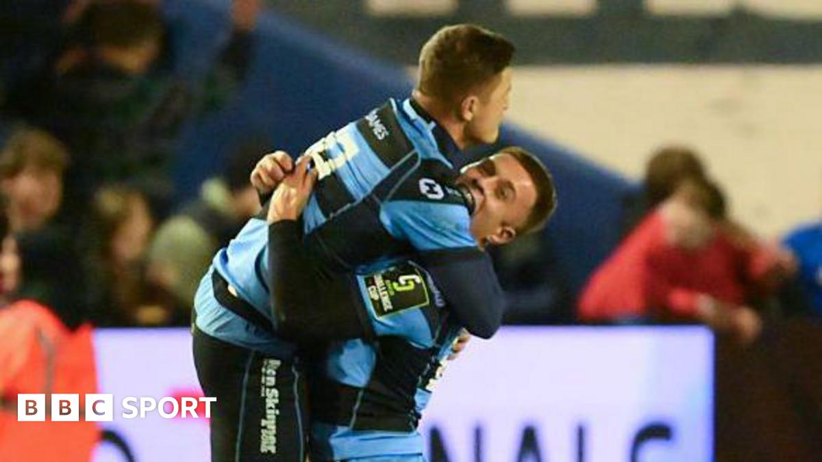 Callum Sheedy celebrates his winning kick with Cameron Winnett