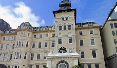 Burglar posing as hotel guest stole alcohol and charged breakfast to a room