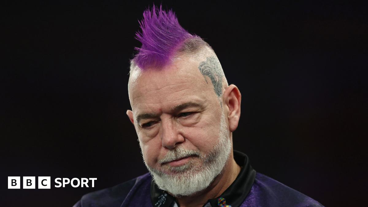 Arno Merk and Peter Wright embrace