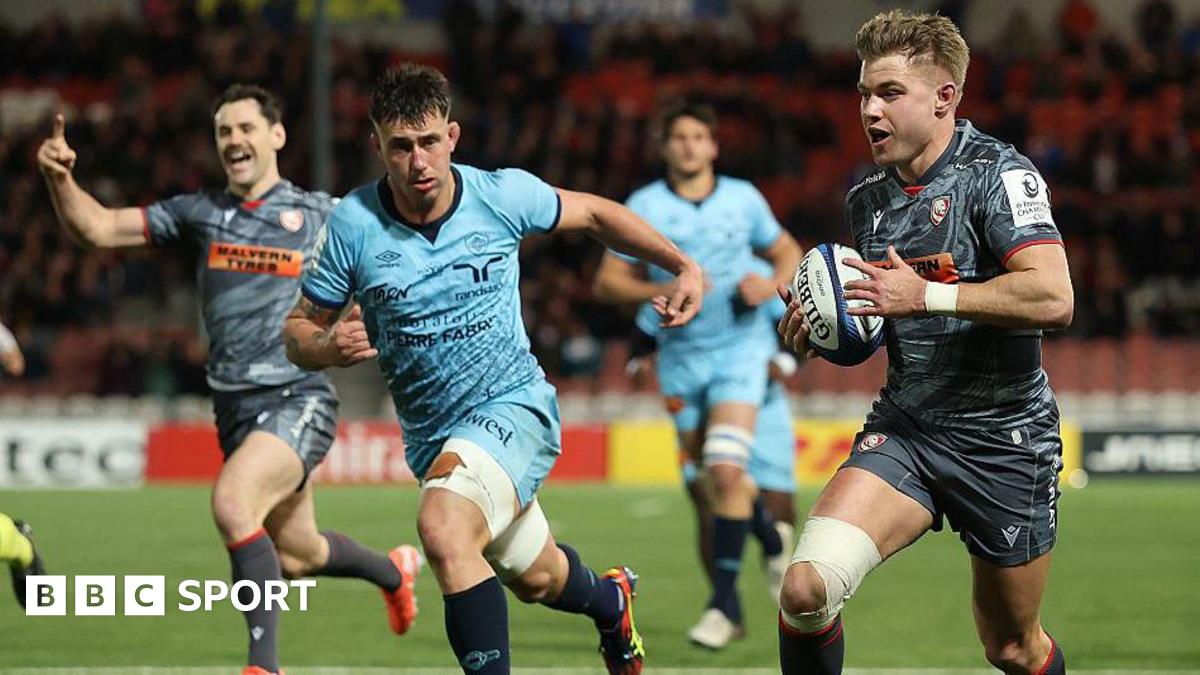 Charlie Atkinson scores a try