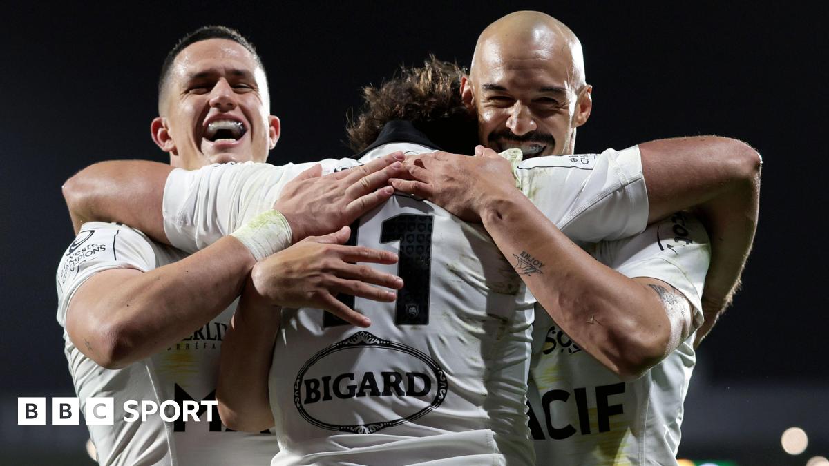 La Rochelle players celebrate a try