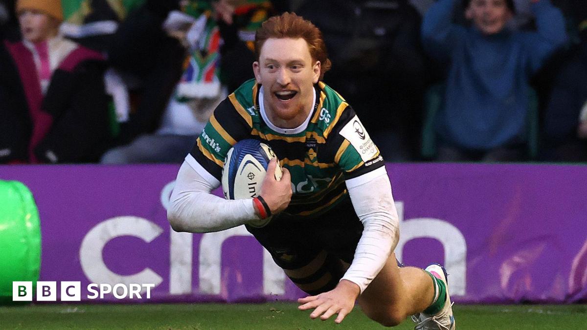 George Hendy scores a try