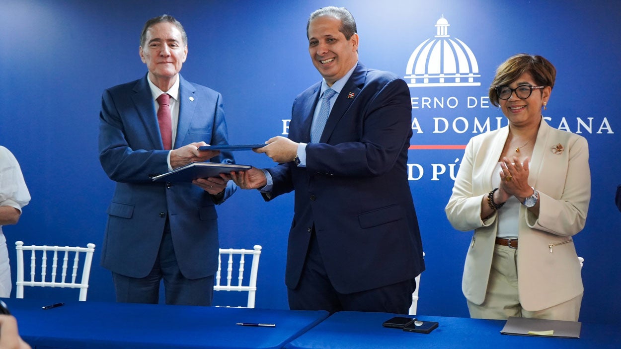 Dr. Barbosa signed a Technical Cooperation Framework Agreement between PAHO and the Dominican Senate. The agreement is the first of its kind in the region.