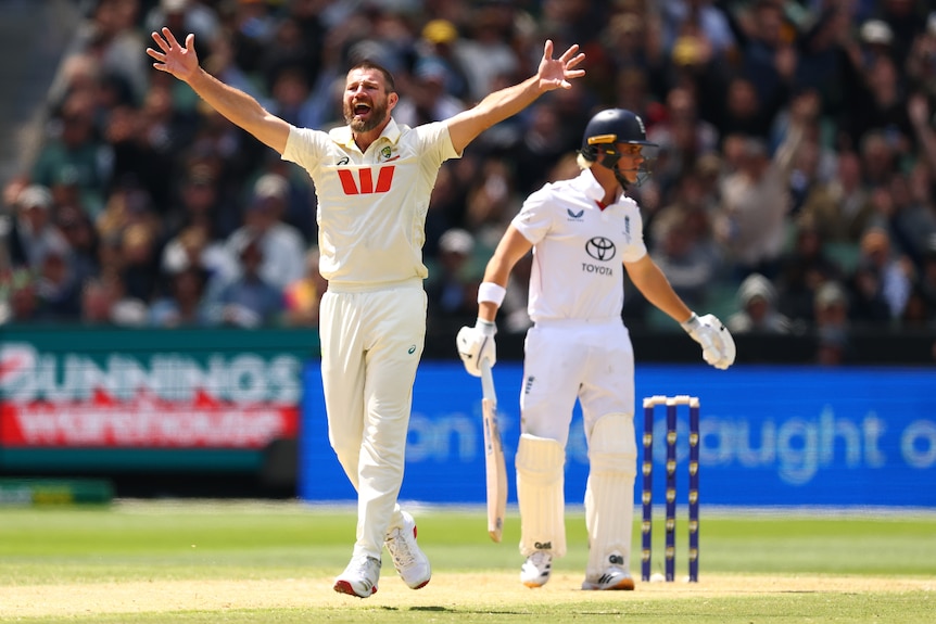 Michael Neser appeals for Jaco Bethell's wicket during an Ashes Test.