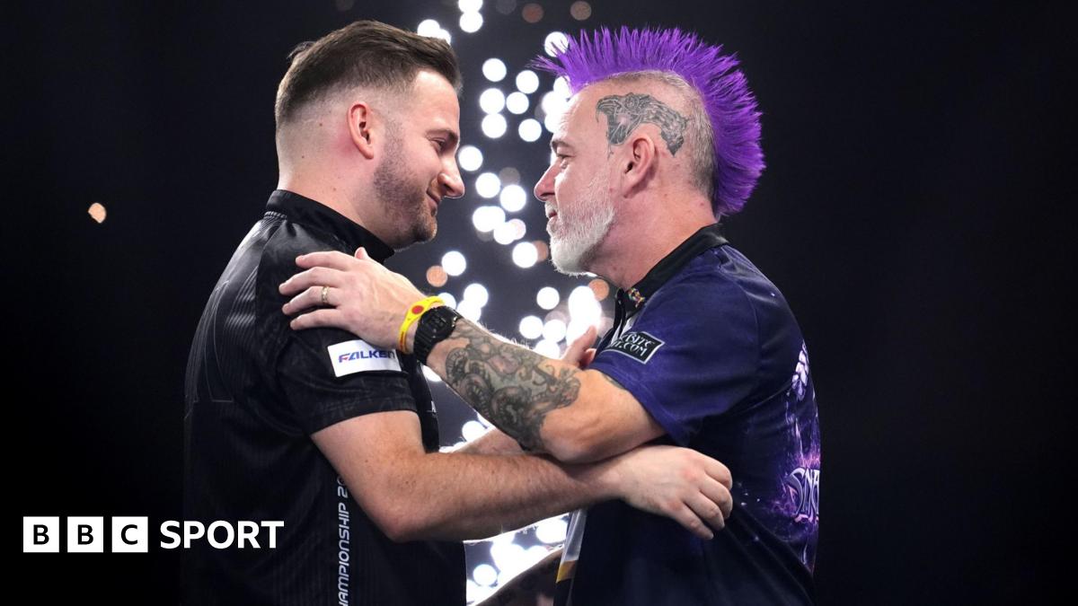Arno Merk and Peter Wright embrace