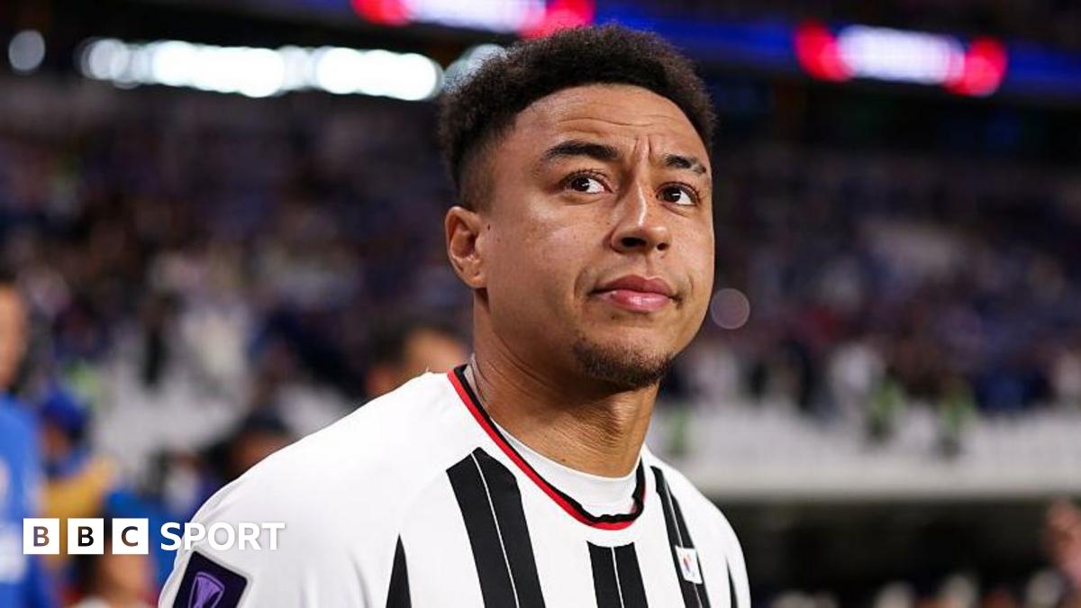 Jesse Lingard wearing a black and white striped FC Seoul shirt