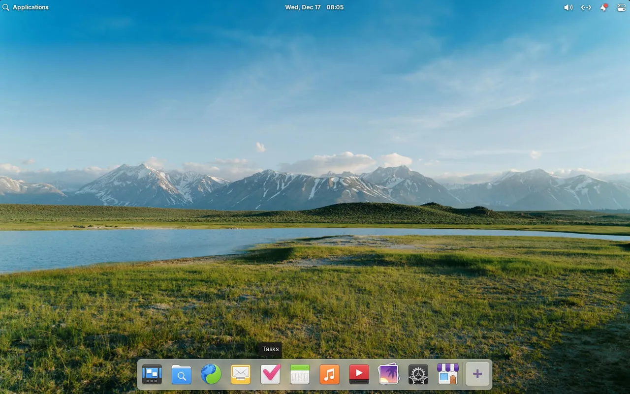 elementaryOS 8.1 default desktop.