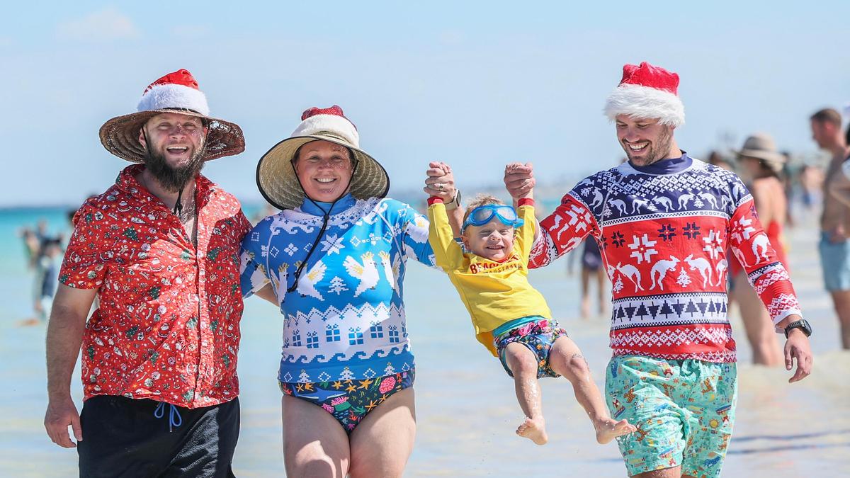Perth Christmas weather: West Aussies head to the beach for celebrations in sweltering heatwave