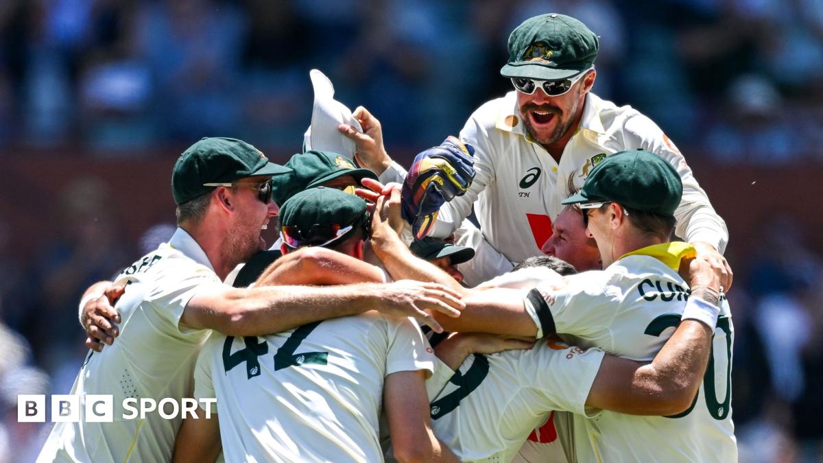 Mitchell Starc celebrates a wicket