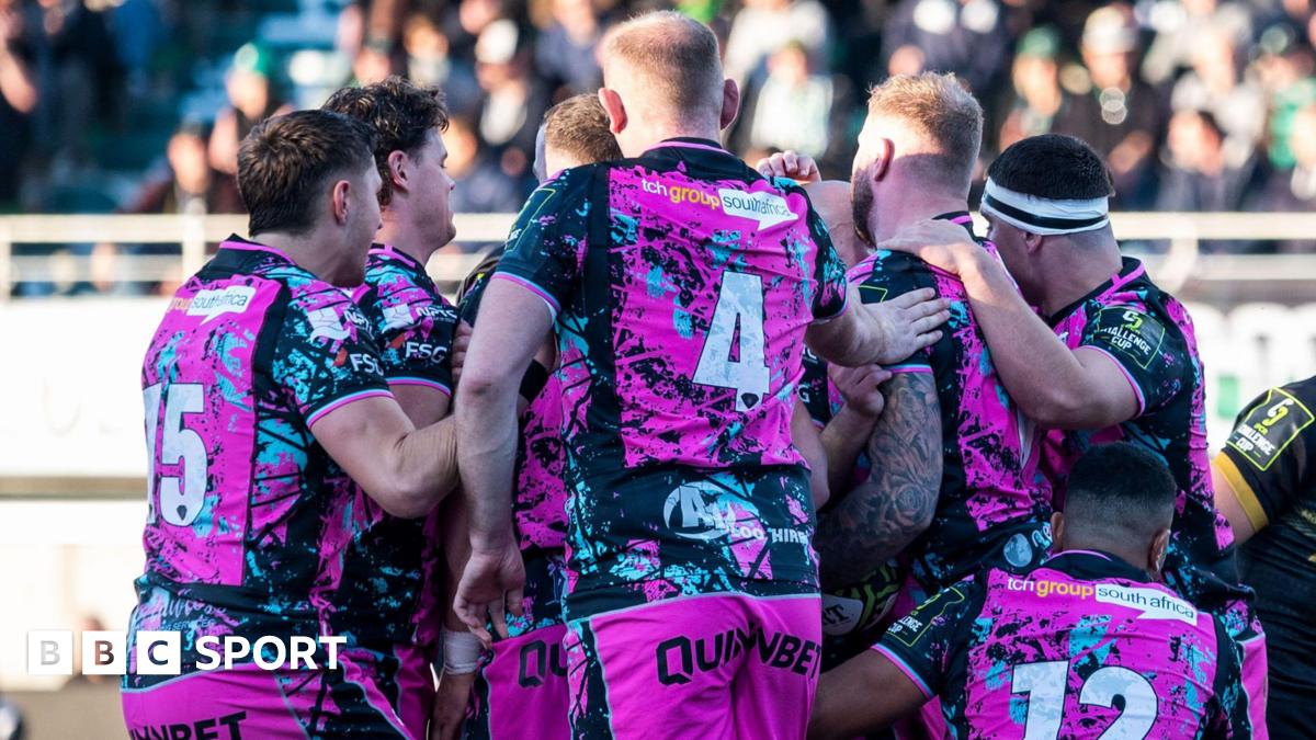 Ospreys players celebrate a try
