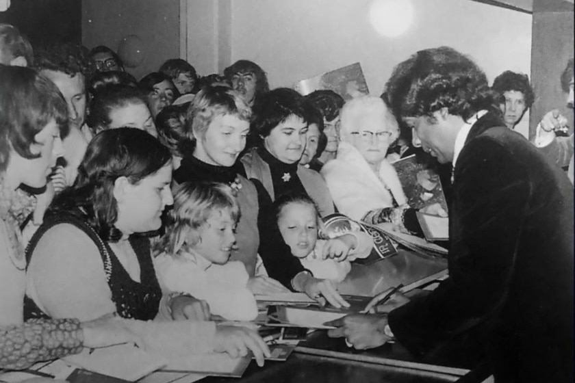 Kamahl signing autographs