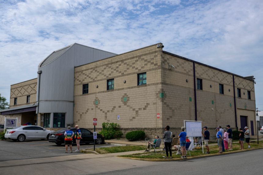 Volunteer clinic escorts help patients enter an abortion clinic in Illinois.