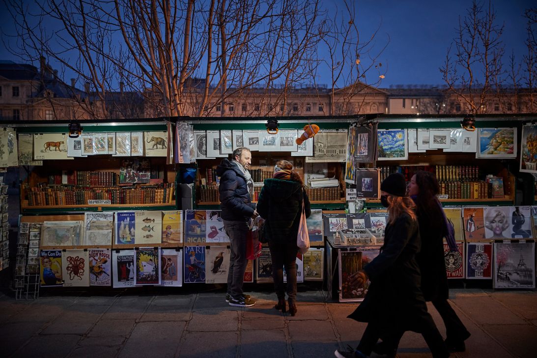 Today, around 230 booksellers stretch along roughly three kilometers of the Seine, offering antique and contemporary books, engravings, stamps and magazines.