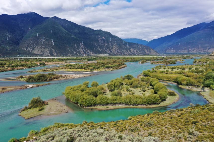 The Yani National Wetland Park is located at the convergence of the Yarlung Tsangpo River and Nyang River, near to where the hydropower project is being developed.