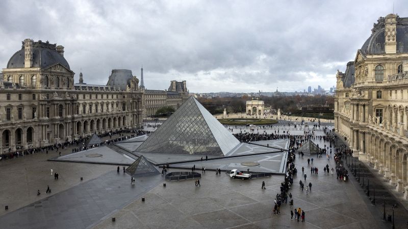 Water leak in Louvre damages hundreds of books