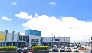 Trio 'violently assaulted' while trying to stop alleged mall shoplifters