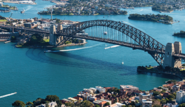 Leaking underground pipe threatens to spill sewage into Sydney Harbour