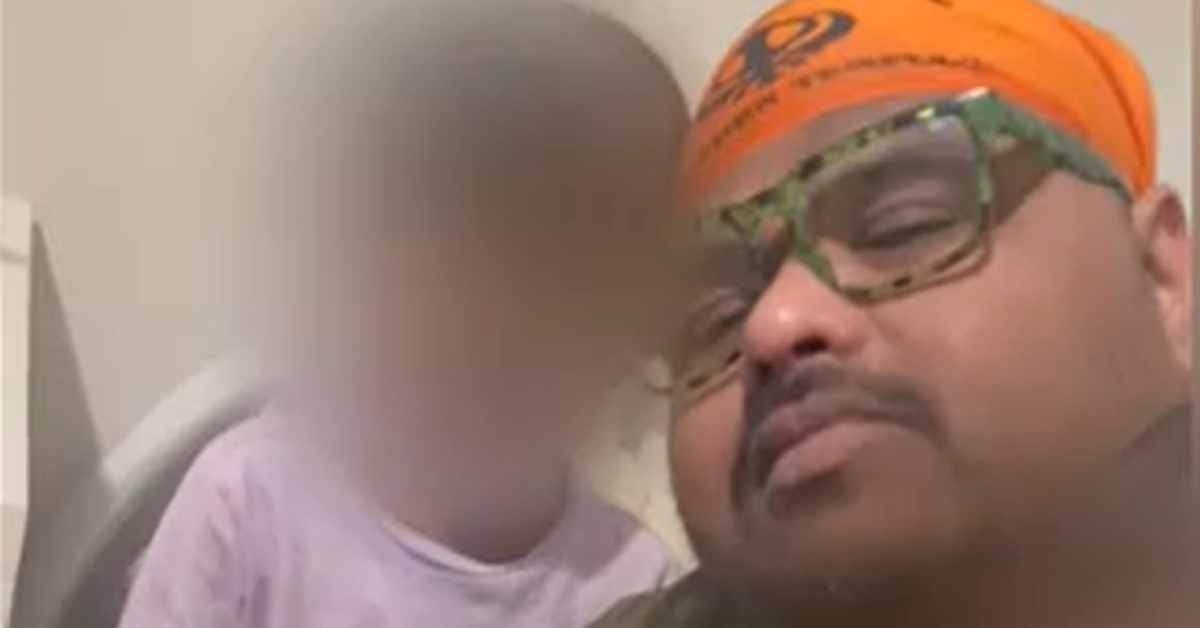 Accused murderer chants, bows during brief hearing