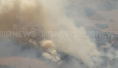 Residents urged to 'leave now' as bushfire burns near Geraldton