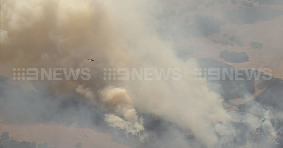 Residents urged to 'leave now' as bushfire burns near Geraldton