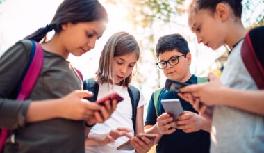 Cellphones to be banned from elementary schools nationwide starting February