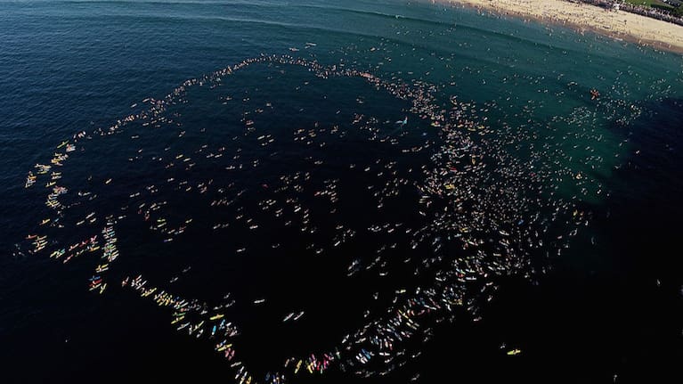  In this aerial view, members of the Bondi community paddle and swim into the ocean and form a circle to pay respect during a Paddle Out to honour victims, survivors and first responders of the December 14th Bondi Shootings on December 19, 2025