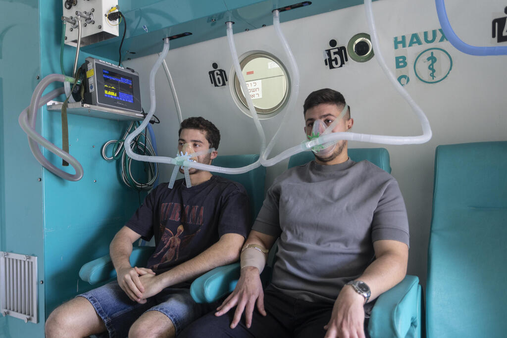 חיילים בתא הלחץ של המכון לרפואה ימית בחיפה