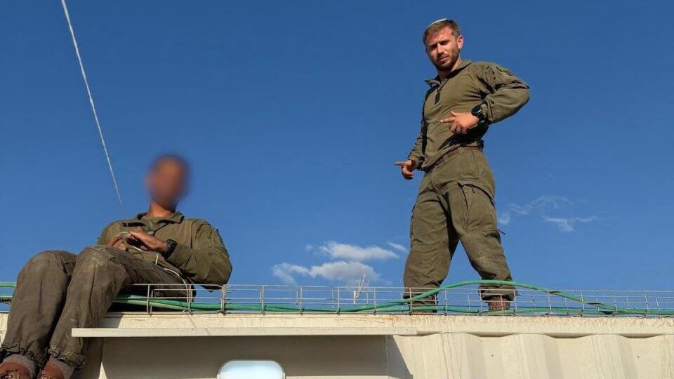 מימין לשמאל: סג"ם איתי יעבץ ז"ל ומ"מ צלפים בגדוד 932 בנח"ל, סגן י'