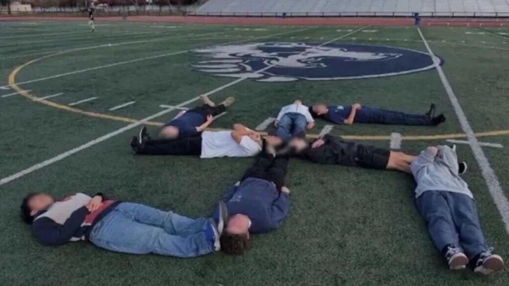 צלב הקרס אנושי במגרש הפוטבול