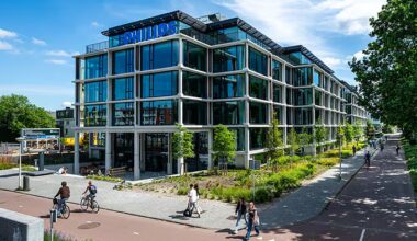 Philips intends to extend maturity of forward purchases of 4 million shares for long-term incentive plans