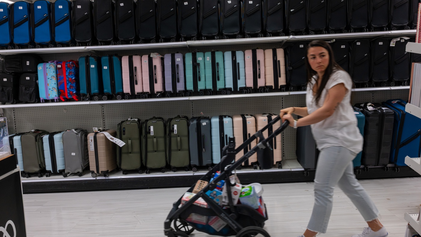 The economy grew robustly as Americans continued to spend : NPR