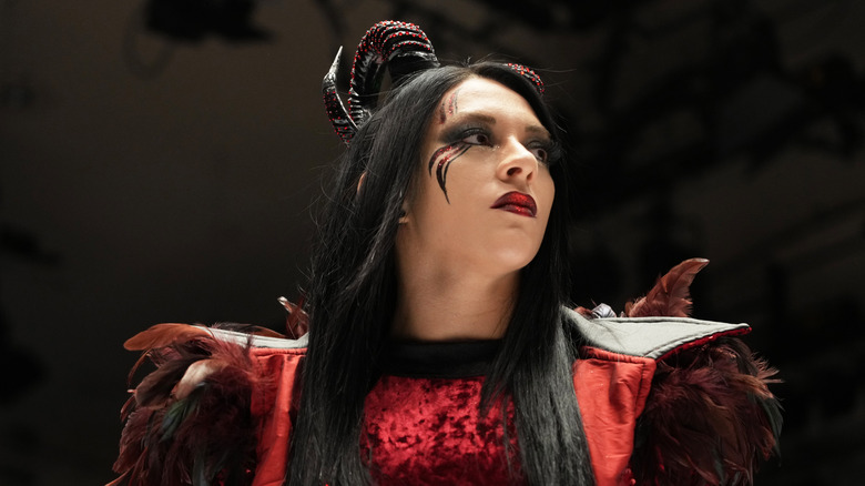 Stephanie Vaquer makes an entrance