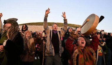 Winter Solstice sees hundreds of visitors gather at Newgrange
