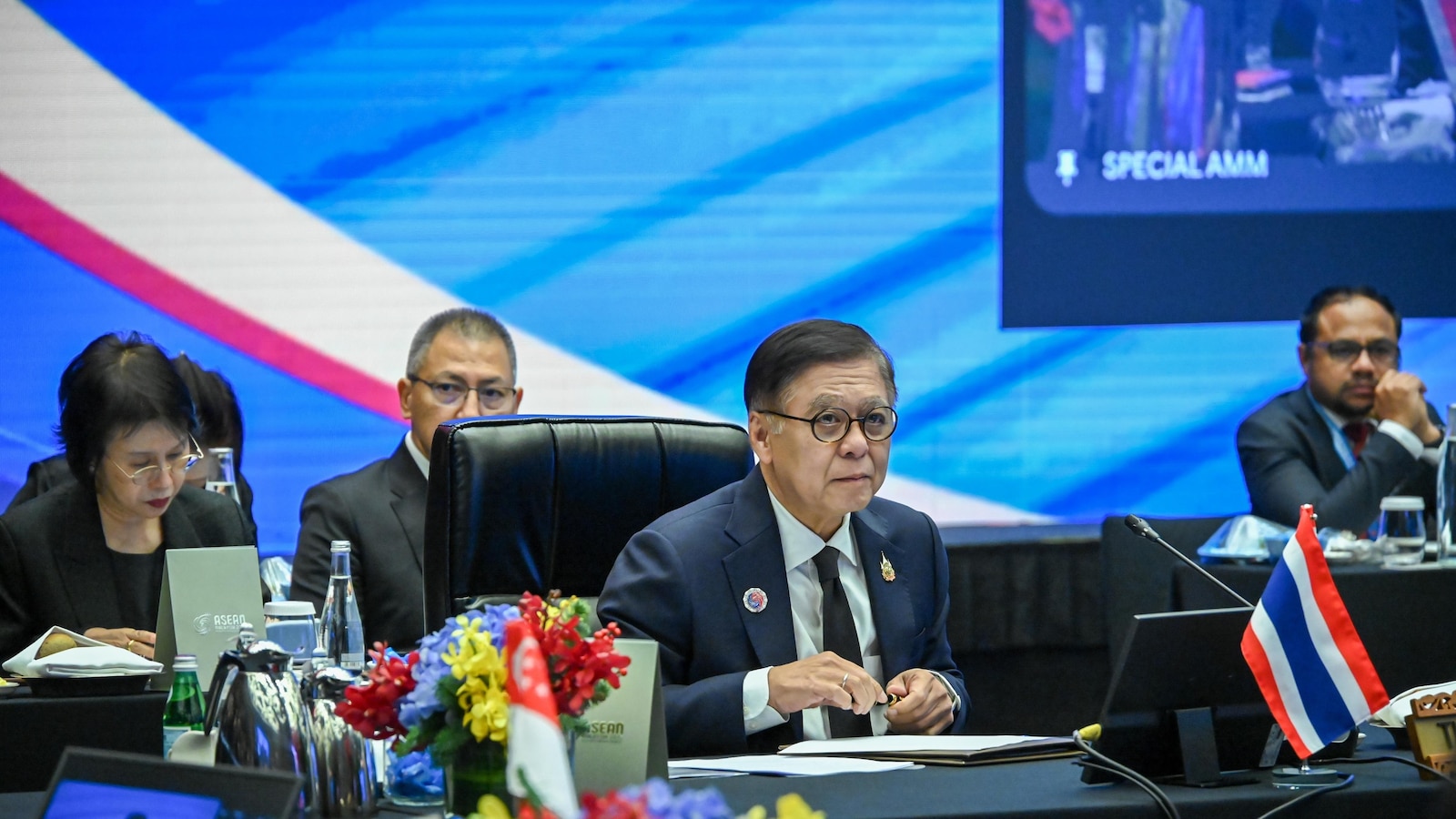 Thai and Cambodian top diplomats meet in China to solidify ceasefire