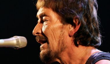 Singer-songwriter Chris Rea, known for 'Driving Home for Christmas,' dies at 74