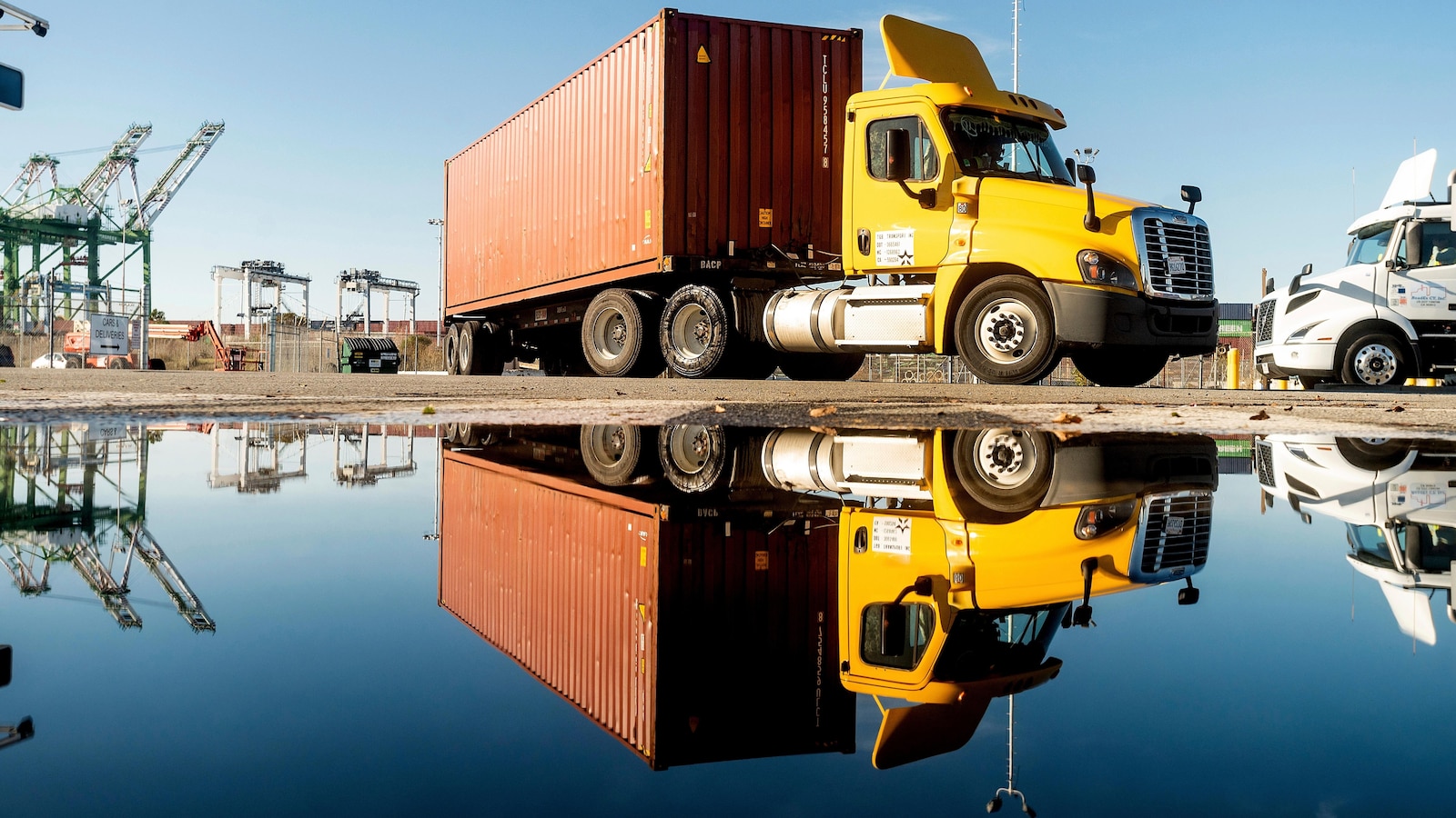 Immigrant truckers file suit over California's plans to revoke commercial licenses