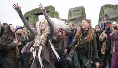 Thousands cheer as the sun rises on winter solstice at Stonehenge