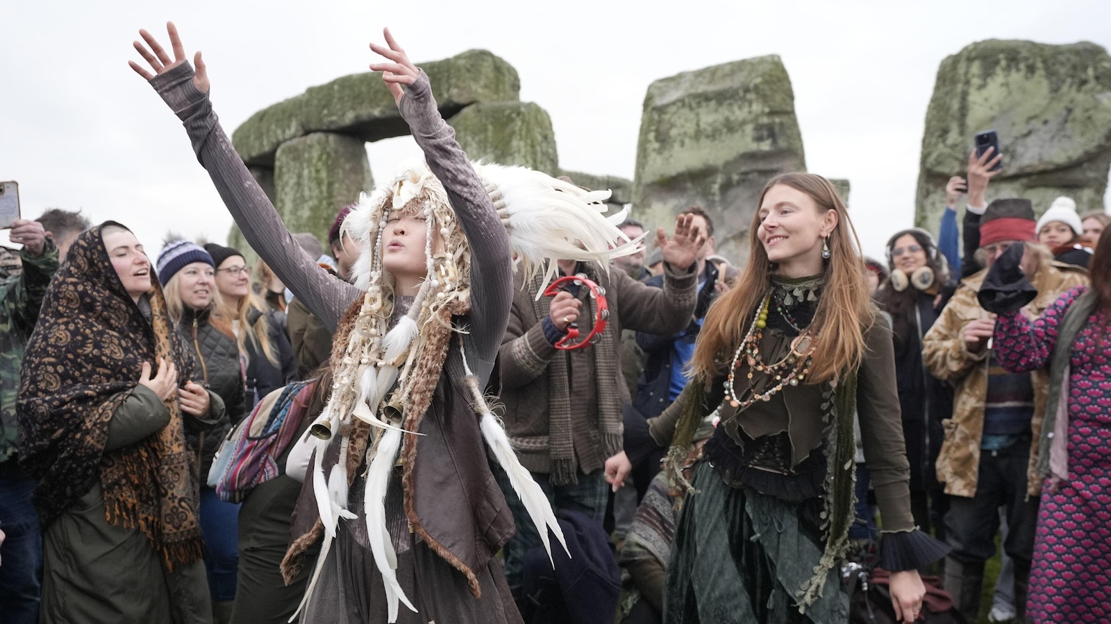 Thousands cheer as the sun rises on winter solstice at Stonehenge