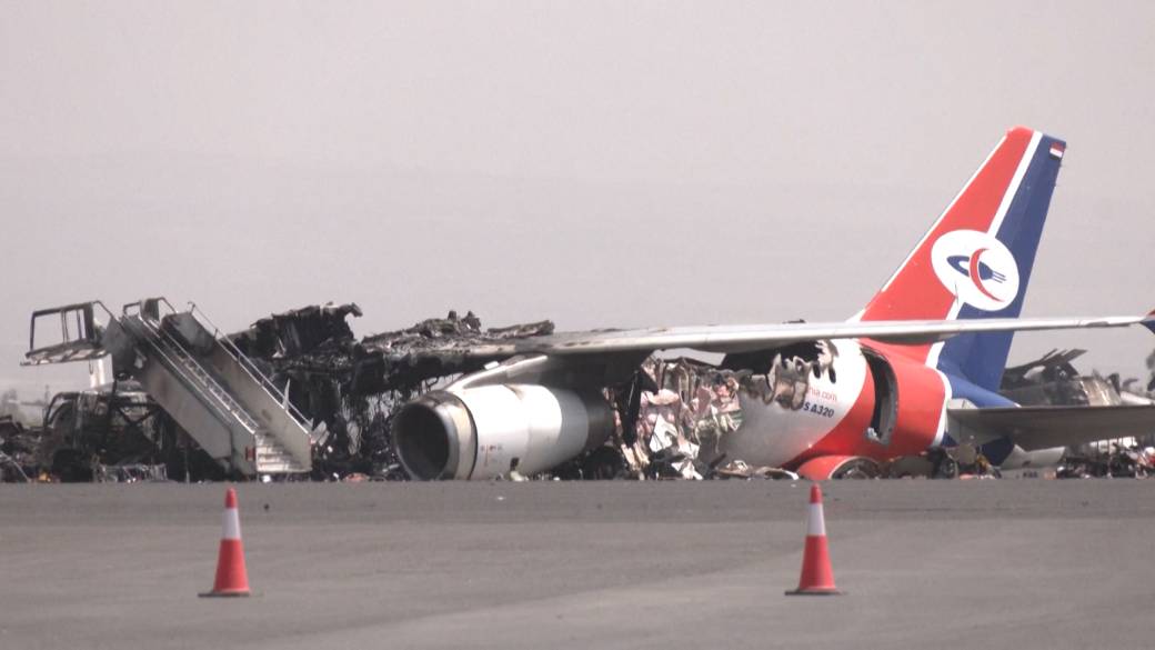Click to play video: 'Israeli strike destroys ‘only remaining’ civilian plane in Yemen, officials say'