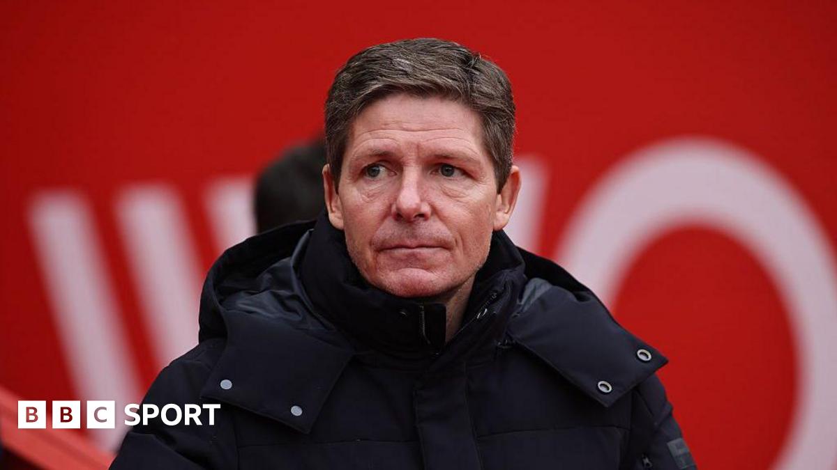 Oliver Glasner watches on during Crystal Palace's game with Sunderland