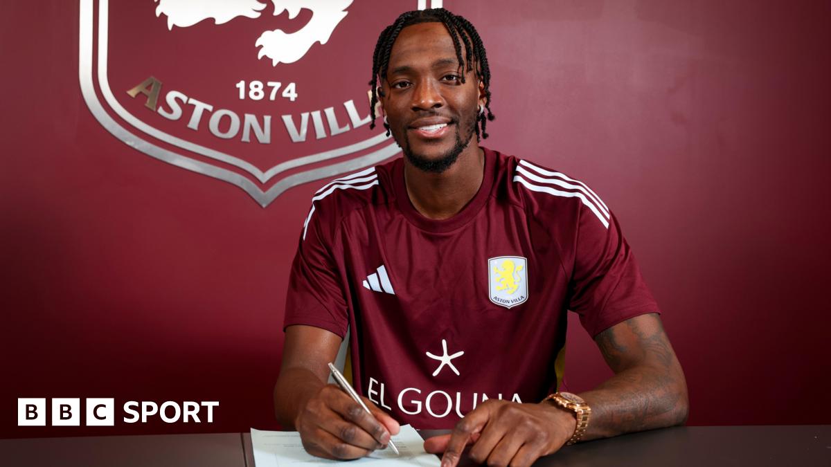 Tammy Abraham signs his contract at Aston Villa