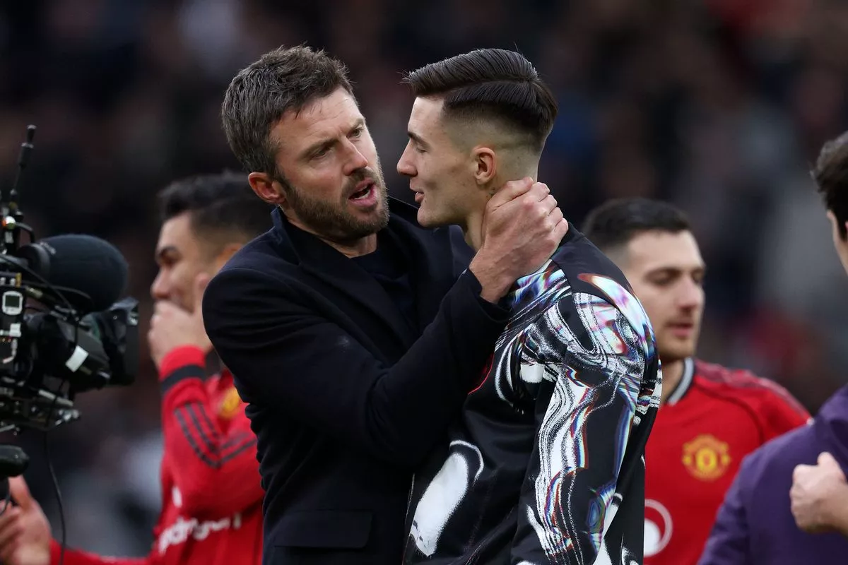 Michael Carrick speaks to Benjamin Sesko after Manchester United defeated Manchester City