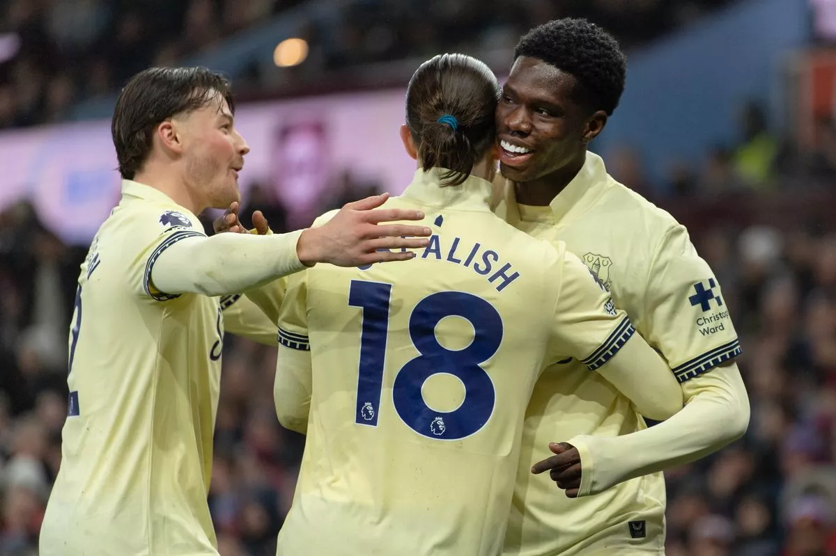 BIRMINGHAM, ENGLAND - JANUARY 18: Thierno Barry of Everton celebrates scoring with team mates Jack Grealish and Nathan Patterson during the Premier League match between Aston Villa and Everton at Villa Park on January 18, 2026 in Birmingham, England. (Photo by Visionhaus/Getty Images)