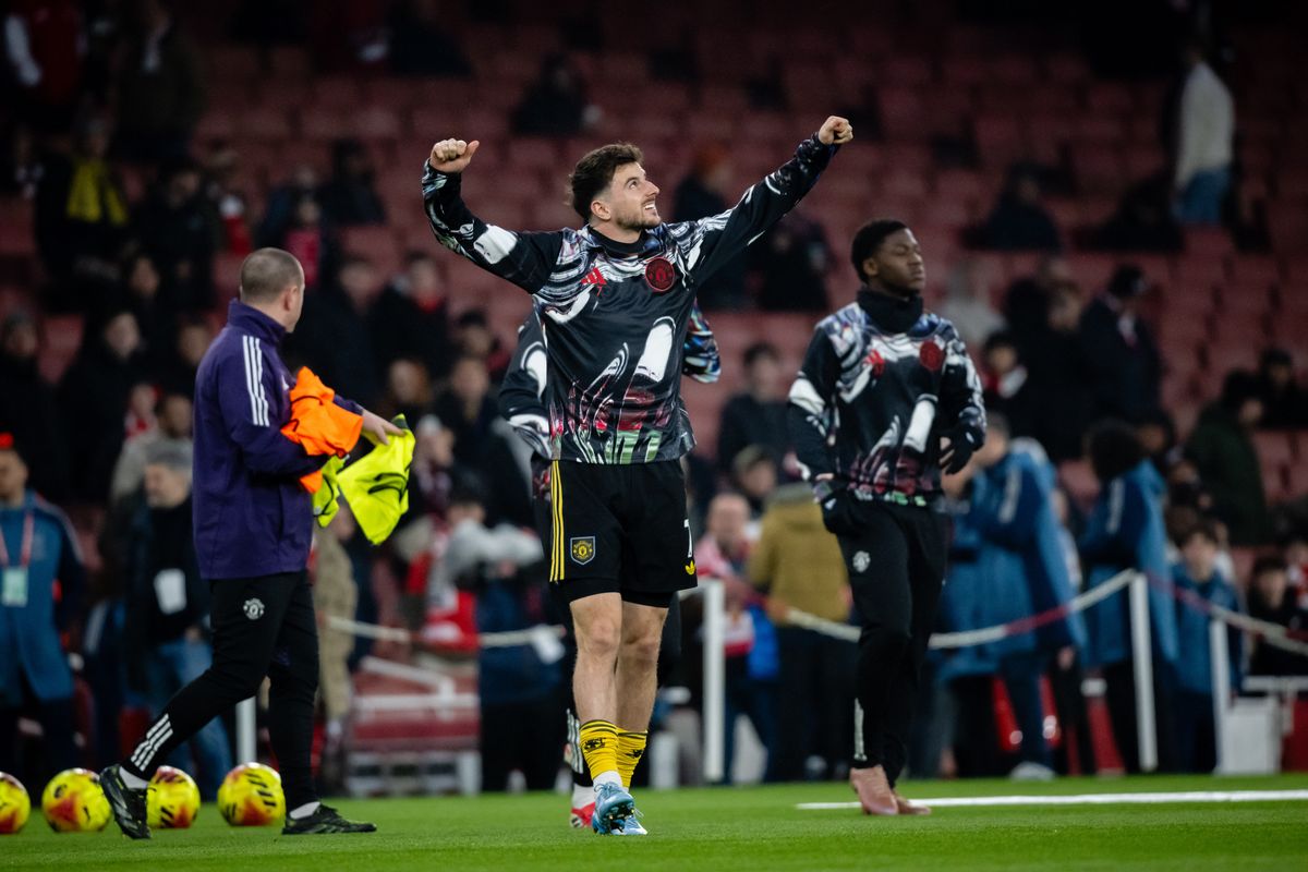 Mason Mount of Manchester United warms up