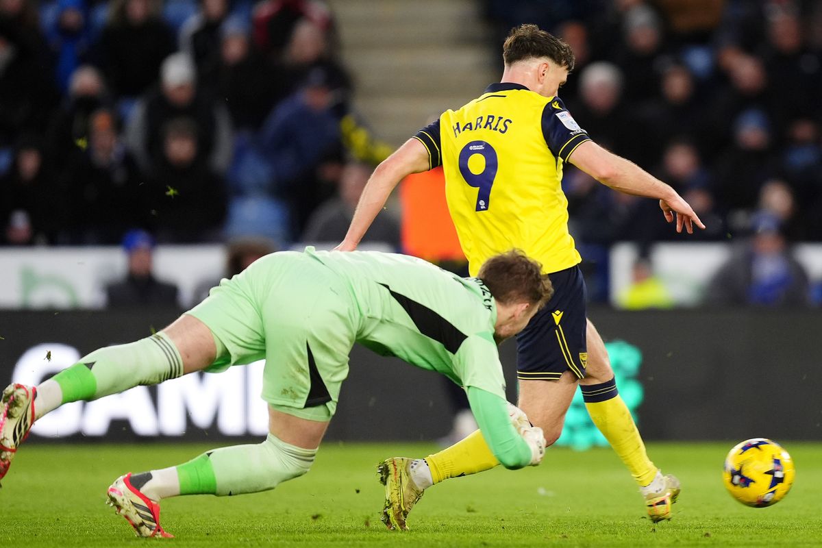 Oxford United's Mark Harris (right) scores their side's second goal during the Sky Bet Championship match at the King Power Stadium
